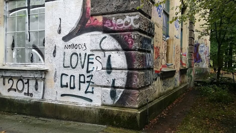 loves copz graffity