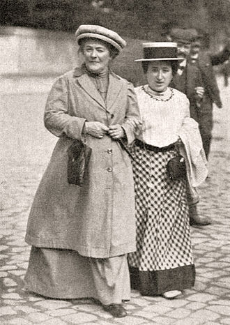 Rosa Luxemburg (rechts) mit Clara Zetkin 1910 wikimedia