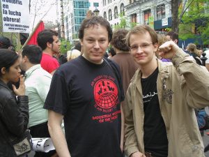 David Graeber (links, mit T-Shirt der IWW) auf einer Erster-Mai-Veranstaltung in New York City, 2007